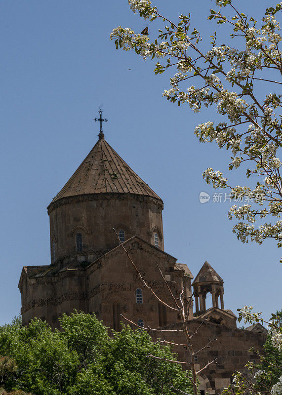 Akdamar Church, Aghtamar Church, Surp Haç Church或Holy Cross Cathedral是位于土耳其东部Lake Van的Akdamar岛上的一座教堂。